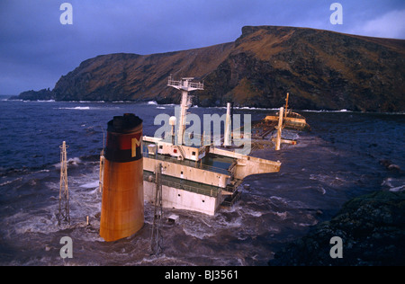 Stürmische Wellen Absturz über seine Super-Struktur und Trichter des liberianischen registriert MV Braer Öltankers, auf Felsen zerstört. Stockfoto