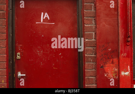 Die Meldung im Graffiti-Schriftzug "Don't come hier sie dich angreifen" an eine Wand vor einem Haus in Toxteth geschrieben wurde. Stockfoto