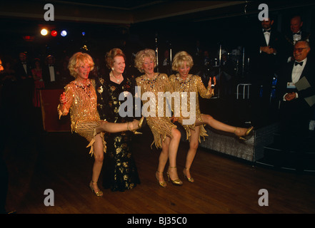 Ex-Premierministerin Margaret Thatcher ist während der 1990 Parteitag der Konservativen bei den Beverly-Schwestern tanzen gesehen. Stockfoto