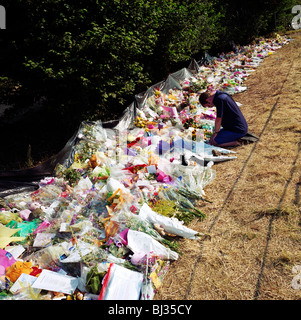 Dieses Denkmal wurde platziert, wo ein junges Mädchen namens Sarah (Payne) in der Nähe von der A29 in Pulborough ermordet wurde. Stockfoto