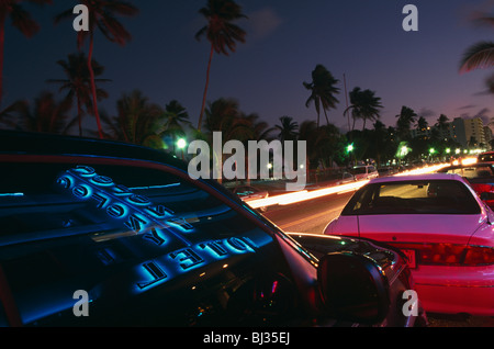 Ambient Neon und natürliche Abendlicht von Miami Beach Ocean Drive werden miteinander vermischt, um ein stimmungsvolles Ambiente zu geben. Stockfoto