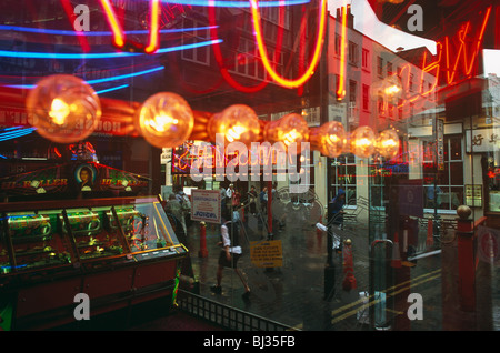 Seit dem Fenster eine Spielhalle in der Gerrard Street, Chinatown, sehen wir bunte Neonlichter und Gerrard Street. Stockfoto