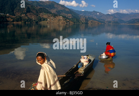 Zwei nepalesische Frauen Wäsche am Ufer des Phewa Tal, am See in der nepalesischen trekking von Pokhara. Stockfoto