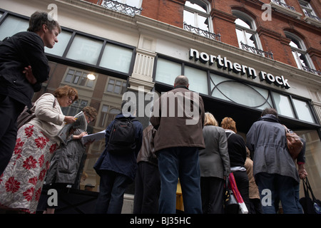 Auf der Höhe der finanziellen Unsicherheit, Investoren und Kunden Schlange vor der Maddox Street-Zweig der Northern Rock Bank. Stockfoto