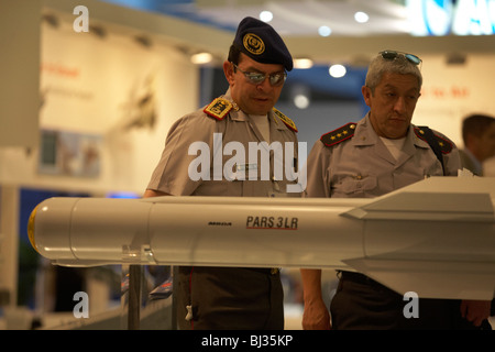 Zwei Offiziere der Armee von Ecuador bewundern eine Luft-Boden-PARS 3 LR-Rakete auf der Paris Air Show, Le Bourget Frankreich. Stockfoto