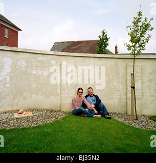 Emma und Martin sind ein junges professionelles Paar lebt in der experimentellen Gemeinschaft Dorf Verkehrssysteme Stockfoto