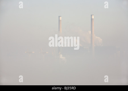 Clearing-Morgennebel auf der Themse zeigt ein Schiff und hohen Schornsteine der Npower 1400MW Kraftwerk Schornsteine Stockfoto