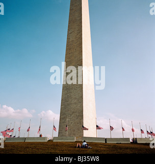 Amerikanische Flaggen fliegen auf Halbmast unter Washington Memorial in der Woche nach auf die USA vom 11. September Anschlägen. Stockfoto