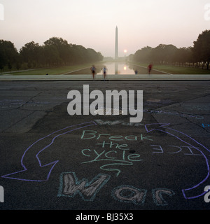 Anti-Kriegs-Graffiti geschrieben in einer kreisförmigen Kreide-Grafik auf dem Weg vor dem Lincoln Memorial, Washington DC. Stockfoto