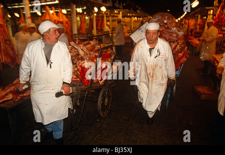 Fleisch-Träger ziehen Sie alte Karren, beladen mit frisch geschlachtet Fleisch in Smithfield Market. Stockfoto