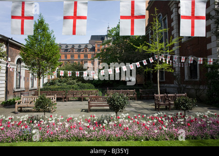 Str. Georges Tag Flaggen wehen in der Kirche St Botolph während am 23. April, Englands Nationalfeiertag. Stockfoto