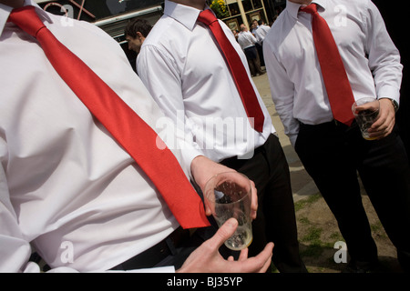 Der Londoner Büroangestellten sammeln zu trinken um die Mittagszeit während an Str. Georges Tag im roten Krawatten und weiße Hemden gekleidet. Stockfoto