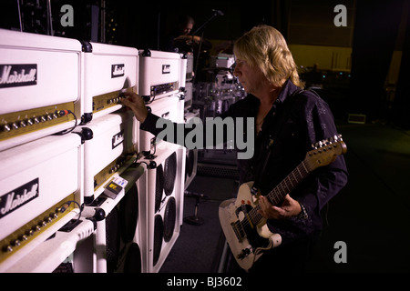 Eines seiner Lieblings-Amps und Gitarren-Tuning ist Rick Parfitt, eines der zwei Gründungsmitglieder der Rock Bank Status Quo. Stockfoto