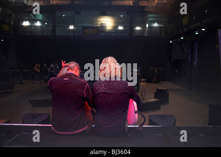 Stunden bevor ihr Französisch gig, konfrontiert Francis Rossi (links) und Rick Parfitt (rechts) des Status Quo einen leeren Hörsaal. Stockfoto