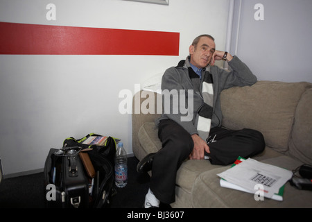 Francis Rossi von der Rockband Status Quo entspannt in einer Umkleidekabine am L'Aeronef in Lille, Frankreich. Stockfoto