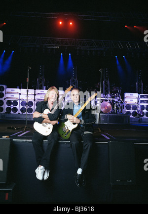 Rick Parfitt (links) und Francis Rossi (rechts) Rossi sind zwei Gründungsmitglieder der Rock Bank Status Quo auf der Bühne sitzen. Stockfoto