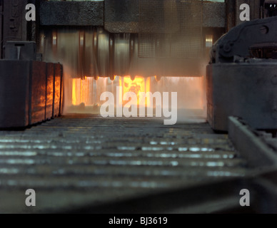 Ein Barren in einer Blüte Mühle Park Gate Iron und Steel Company, Rotherham, South Yorkshire, 1966. Künstler: Michael Walters Stockfoto