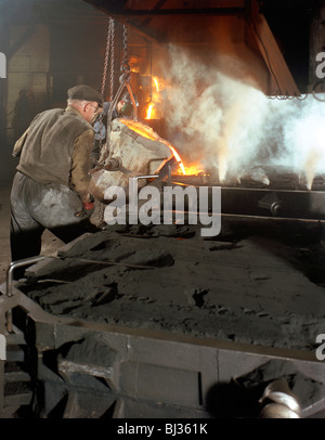 Geschmolzenen Metalls aus einer Kuppel Gießen in Formen, Stahl Bad Produktion, Rumpf, Humberside, 1965. Künstler: Michael Walters Stockfoto