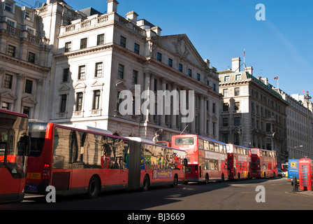 Stau von roten Londoner Busse-Doppeldecker und kurvenreich Bus in der Regent Street Stockfoto