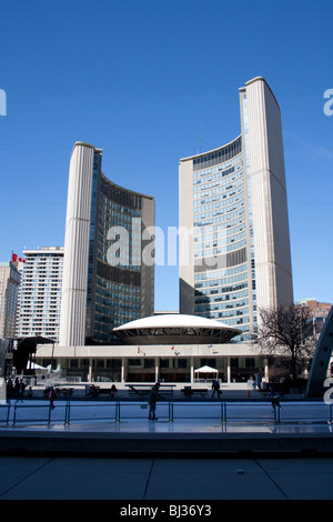 Toronto City Hall am Abend mit blauem Himmel Stockfoto