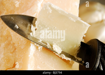 Rasur Splittern der Käse aus einem Keil von Reifen 22 Monate alten Parmesan (Parmigiano Reggiano Stravecchio). Stockfoto