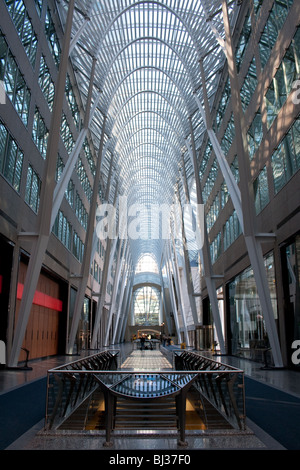 Die berühmte Fußbett Struktur in Brookfield Ort (früher Bce) während des Tages Stockfoto