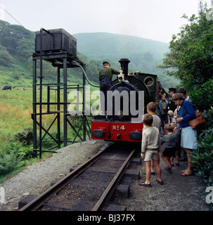 Nummer 4 Motor an die Dolgoch fällt Halt auf der Talyllyn Railway, Snowdonia, Wales, 1969. Künstler: Michael Walters Stockfoto