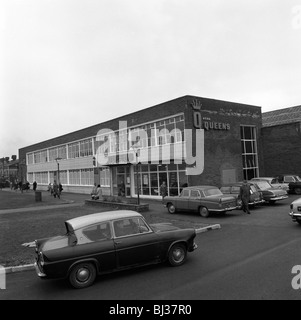 Ein Ford Anglia außerhalb Asda (Queens) Supermarkt, Rotherham, South Yorkshire, 1969.  Künstler: Michael Walters Stockfoto