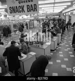 Der Check-Out-Bereich der ASDA Supermarkt in Rotherham, South Yorkshire, 1969. Künstler: Michael Walters Stockfoto