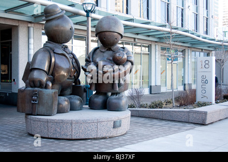 Eine Skulptur, die vom renommierten Bildhauer Tom Otterness, die das Leben der frühen Einwandererfamilien in Toronto Kanada Stockfoto