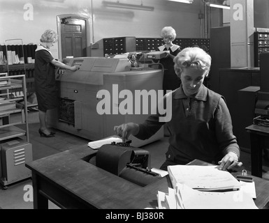 Hollerith-Daten-Maschine in einem Büro bei Edgar Allen Steel Co, Sheffield, South Yorkshire, 1963. Künstler: Michael Walters Stockfoto