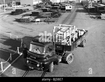 Austin 504 Zugmaschine Zugehörigkeit zu National Coal Board (NZB), 1963. Künstler: Michael Walters Stockfoto