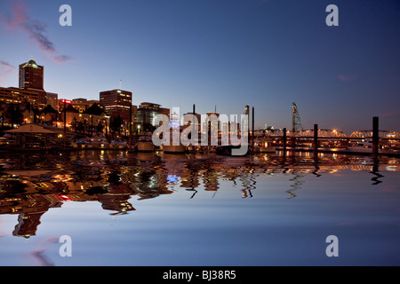 Blick auf die Innenstadt von Portland, Wilamette Fluss, Wasser, Portland, Oregon, USA Stockfoto