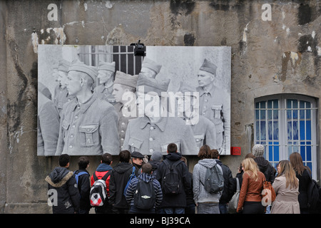 Schüler mit Guide vor Bild der politischen Gefangenen, Fort Breendonk, zweiten Weltkrieg zwei Konzentrationslager, Belgien Stockfoto