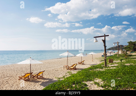 Sonnenschirme und Liegestühle auf der Sandstrand Klong Nin Beach, Ko Lanta oder Koh Lanta Insel, Krabi, Thailand, Asien Stockfoto