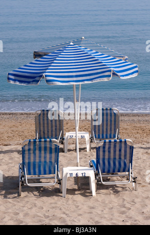 Strand mit Sonnenschirmen in der Nähe von Rethymnon, Kreta, Griechenland, Europa Stockfoto