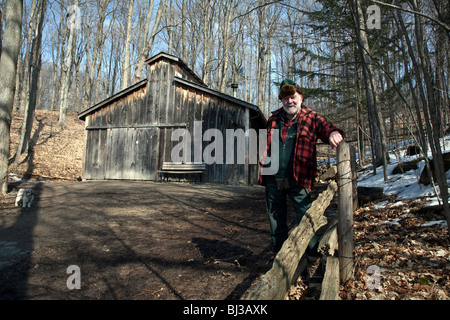 Bauer im Wald Lebensmittelproduktion und Ahornsirup oder Ahornsirup Ernte in Nordontario; Kanada; Nord-Amerika Stockfoto