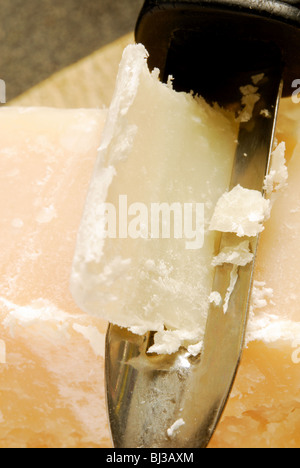 Rasur Splittern der Käse aus einem Keil von Reifen 22 Monate alten Parmesan (Parmigiano Reggiano Stravecchio). Stockfoto