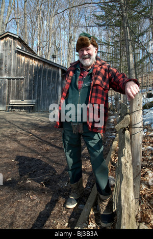 Bauer im Wald Lebensmittelproduktion und Ahornsirup oder Ahornsirup Ernte in Nordontario; Kanada; Nord-Amerika Stockfoto