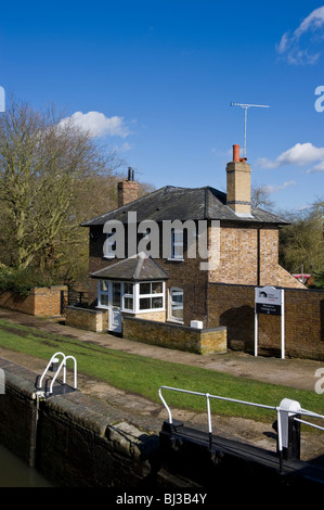 Die Schleusenwärter Hütte an Uxbridge Schleuse am Grand Union Canal Uxbridge Middlesex West London UK Stockfoto