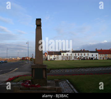 SEATON CAREW IN DER NÄHE VON HARTLEPOOL KRIEGERDENKMAL UND VILLAGE GREEN MIT ALTEN HÄUSERN IM HINTERGRUND Stockfoto