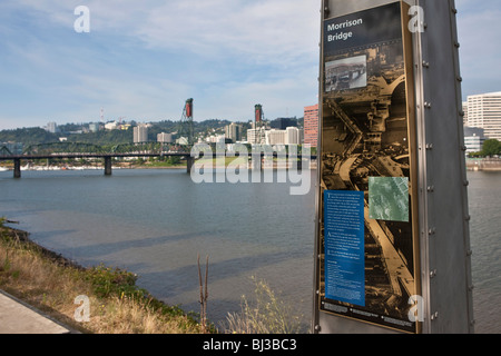 Ansicht der Innenstadt von Portland, Wilamette Fluss, Morrison Bridge, Waterfront, Portland, Oregon, USA Stockfoto