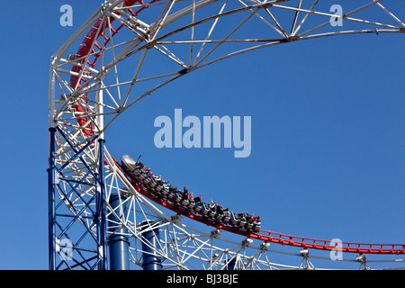 Big Dipper in Blackpool Pleasure Beach wie sehen von der Promenade fahren Stockfoto