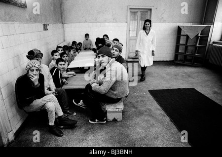 Kinder am Klinikum Gradinari für Behinderte in der Nähe von Bukarest. Rumänien Februar 1990 Stockfoto