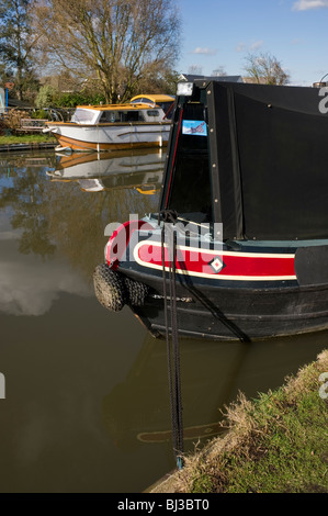 Schmale Boot vertäut an der Seite der Grand Union Canal in Uxbridge West London Middlesex UK Stockfoto