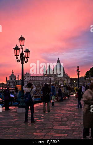 Santa Maria Dell Salute am Abend gesehen über den Canal Grande in Venedig, Veneto, Italien Stockfoto