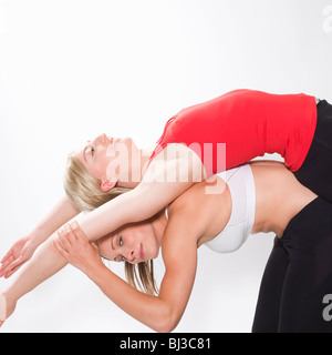 2 Frauen dehnen Stockfoto