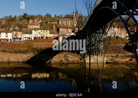 Die Ironbridge in Ironbridge Gorge, Telford, Shropshire, England. Anerkannt als die Wiege der industriellen Revolution. Stockfoto