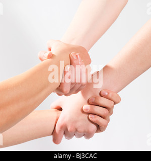 2 Paar Hände halten einander Stockfoto