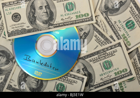 DVD, CD, 100-Dollar-Scheine, symbolisches Bild für den Kauf von Bankunterlagen, Steuerhinterziehung, Privatsphäre Stockfoto